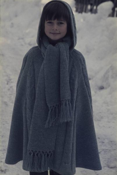 Montefibre - Fibre sintetiche - Campagna pubblicitaria - Collezione inverno - Maglieria - Poncho con cappuccio - Bambino tra la neve
