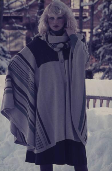 Montefibre - Fibre sintetiche - Campagna pubblicitaria - Collezione inverno - Maglieria - Poncho e sciarpa - Modella tra la neve