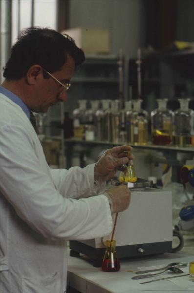 Novara - Istituto ricerche Guido Donegani - Laboratorio - Tecnico riempie una beute