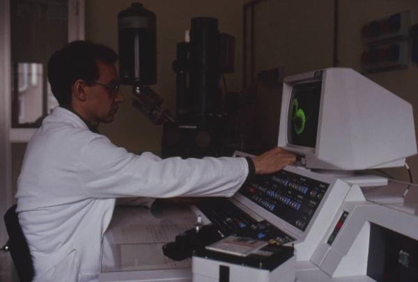 Novara - Istituto ricerche Guido Donegani - Laboratorio - Microscopio elettronico a scansione (SEM) - Sistema di generazione dell'immagine - Tecnico