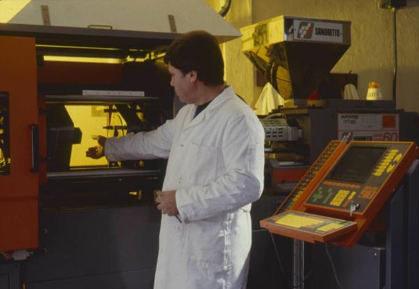 Milano - Farmitalia - Laboratorio ricerca farmaceutica - Tecnico