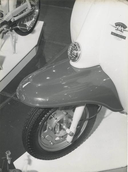 Milano - Fiera ciclo e motociclo del 1963 - Materie plastiche - Resina poliestere - Gabraster - Motociclo Aermacchi Harley Davidson - Dettaglio del parafango