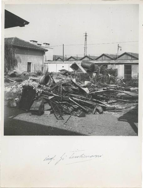 Milano - Farmitalia - Cortile - Rottami e bidoni - Bombardamenti