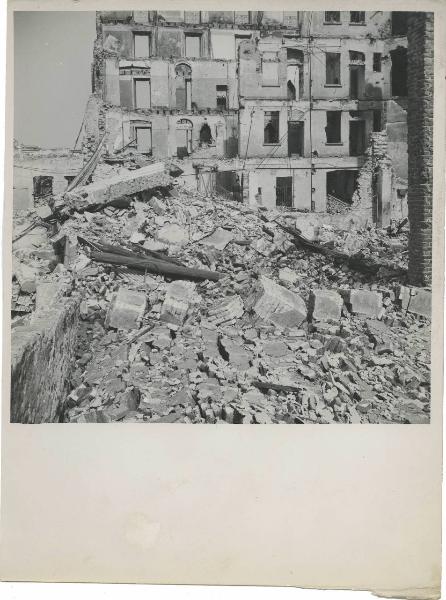 Milano - Farmitalia - Magazzino - Macerie della tettoia - Bombardamenti