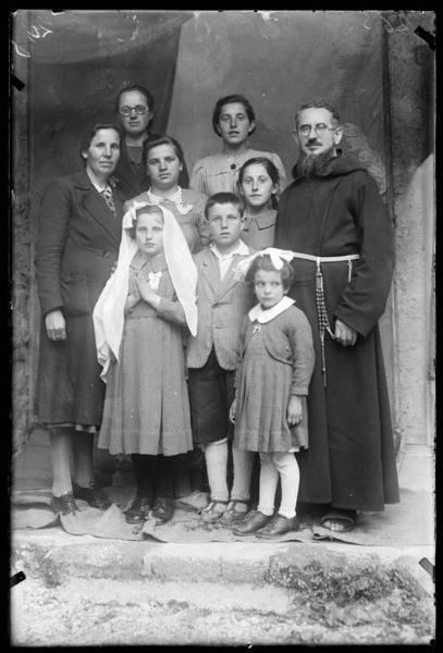 Gruppo con frate e bambina con velo della Comunione