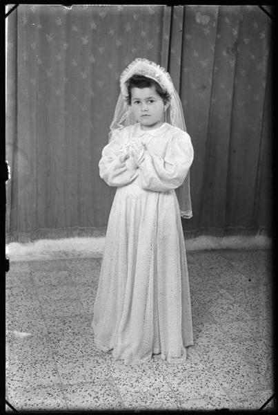 Bambina con le mani giunte - Prima Comunione