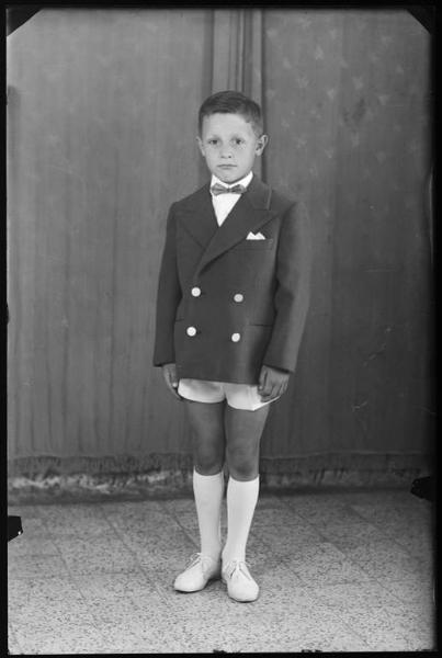 Bambino con pantaloncini e calzini bianchi