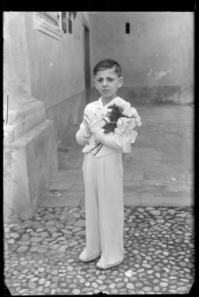 Bambino in bianco con fiori - Prima Comunione