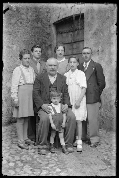 Gruppo familiare con bambino