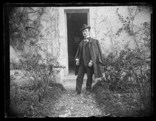 Uomo con cappello e fiore all'occhiello