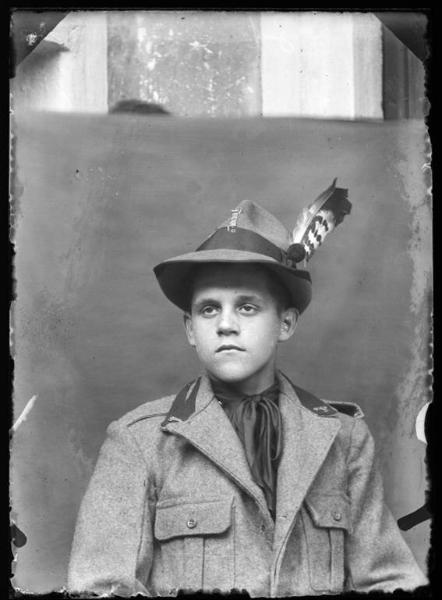 Ragazzo in uniforme degli alpini