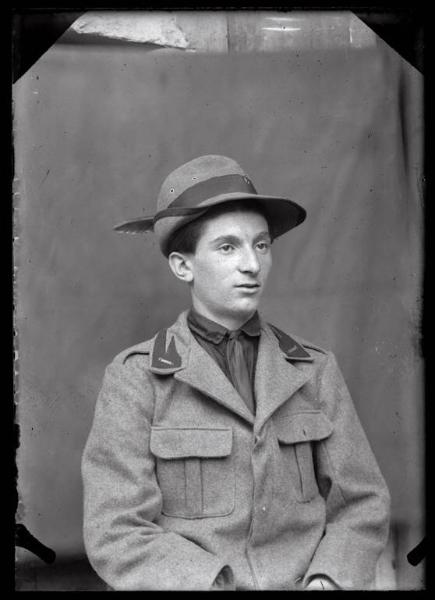 Mezzobusto di ragazzo in uniforme degli alpini