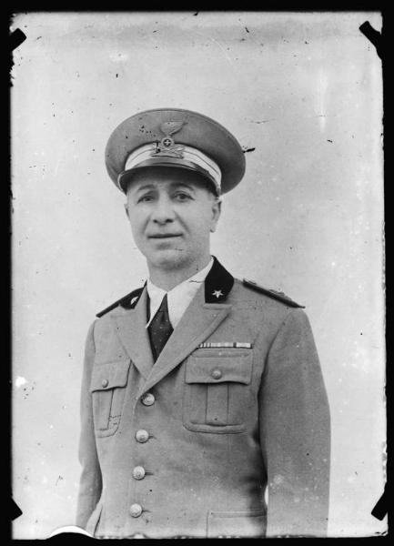 Uomo in uniforme con cappello