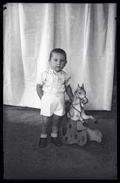 Bambino con cavallo a dondolo