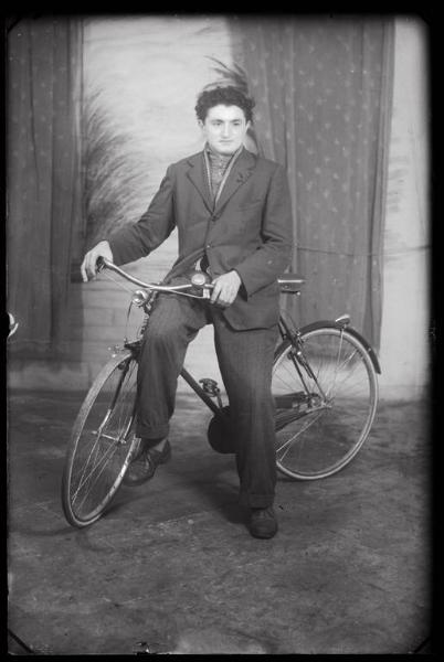 Giovane con bicicletta 