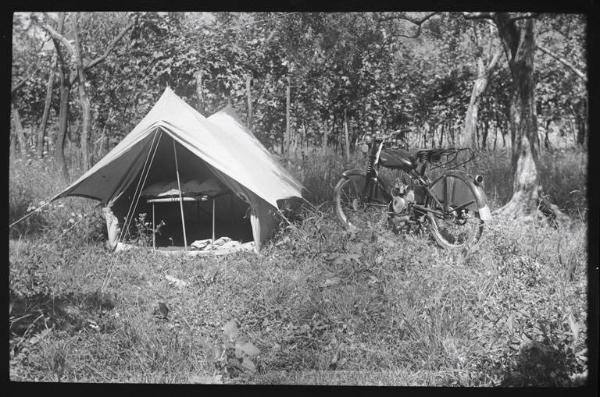 Tenda e motocicletta