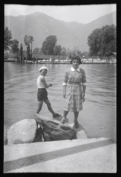 Donna con ragazzino al fiume