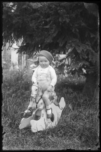 Bambino su cavallo a dondolo