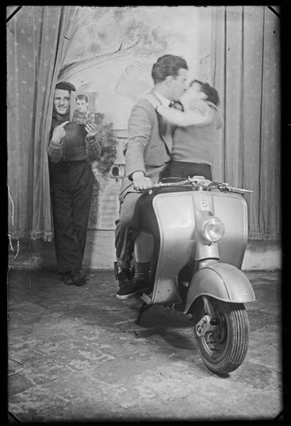 Coppia in vespa