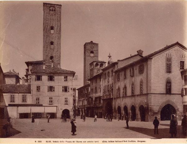 Architettura - Alba - piazza del Duomo - torri