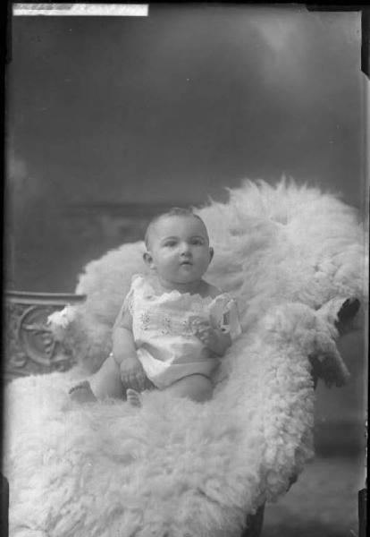 Ritratto infantile - Neonata seduta su un cuscino