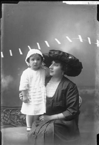 Ritratto di famiglia - Antonietta Bianchi con bambina