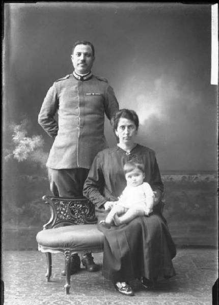 Ritratto di famiglia - Giuseppe Schinardi Maresciallo con signora e bambino