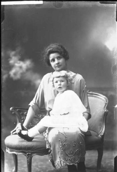 Ritratto di famiglia - Angiolina Capelli con bambina