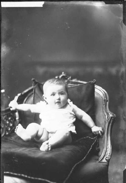 Ritratto infantile - Neonata seduta su una poltroncina