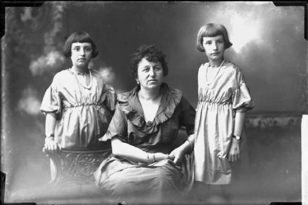 Ritratto di famiglia - Ida Verdi con bambine