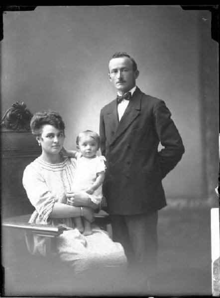 Ritratto di famiglia - Pietro Setti con signora e bambino