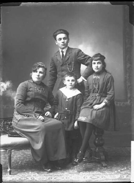 Ritratto di famiglia - Teresa Defilippi con uomo e bambini