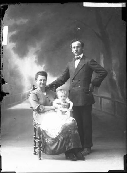 Ritratto di famiglia - Emilio Ricotti con signora e neonato