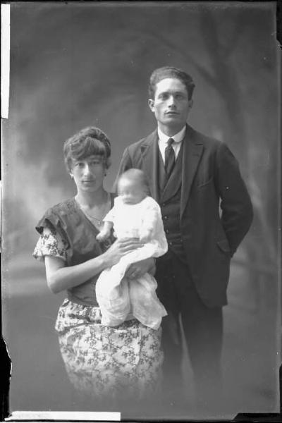 Ritratto di famiglia - Francesco Alga con signora e neonato