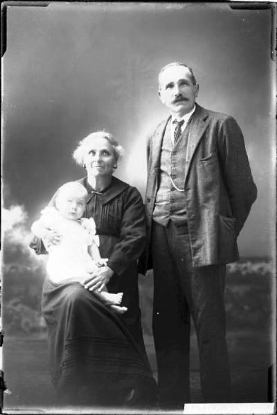 Ritratto di famiglia - Carlo Varni con signora e bambino