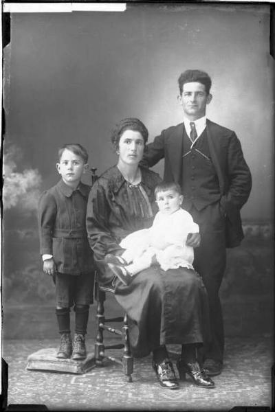 Ritratto di famiglia - Mario Risi con signora e bambini