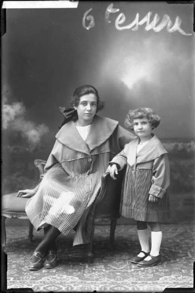 Ritratto di famiglia - Maria  Milanesi con bambina