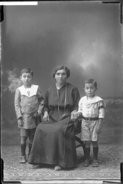 Ritratto di famiglia - Giuseppina Zucchella con bambinii
