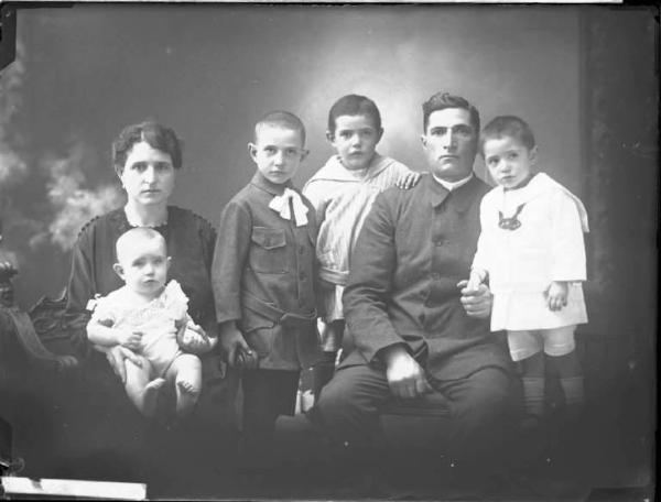 Ritratto di famiglia - Pietro Moretti con signora e bambini