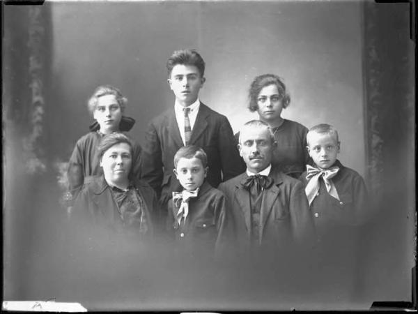 Ritratto di famiglia - Pietro Girardelli con signora e bambini