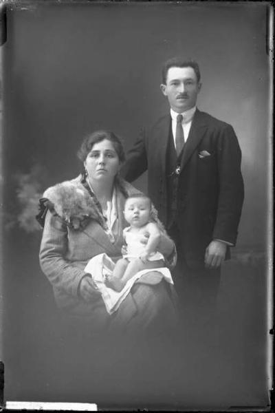 Ritratto di famiglia - Carlo Pruzzi con signora e bambino