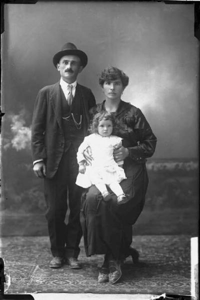 Uomo con donna e bambina - ritratto - figura intera [committenza Abbà Angelo]