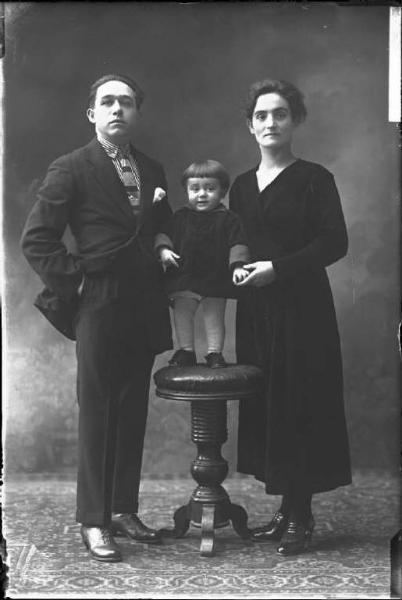 Uomo con donna e bambino - ritratto - figura intera [committenza Zucchella Francesco - Voghera]