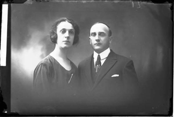Uomo e donna - ritratto - mezzo busto [committenza Bertoni Luigi - Voghera]