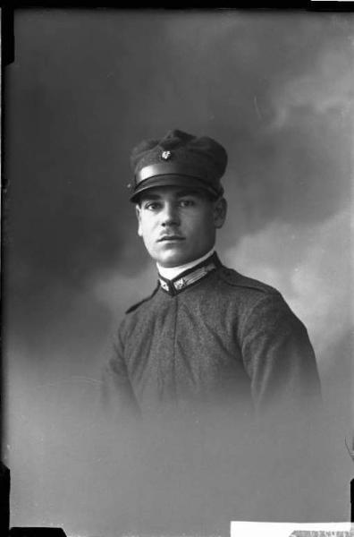 Uomo - ritratto - mezzo busto [committenza Cornaglio Giuseppe - Nucleo Carabinieri Reali Scuola Ferroviaria, Voghera]