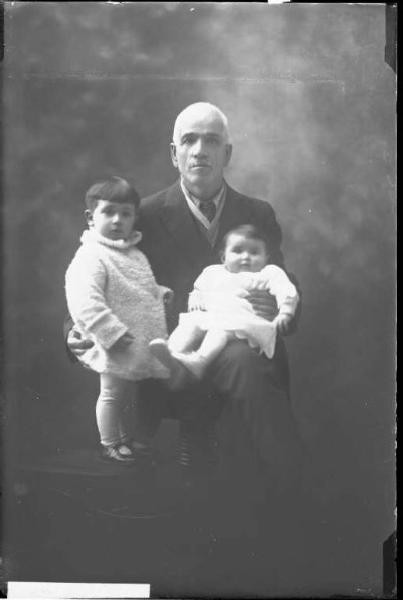 Uomo con 2 bambini - ritratto - tre quarti - [committenza Delorenzi Gaetano - Voghera]