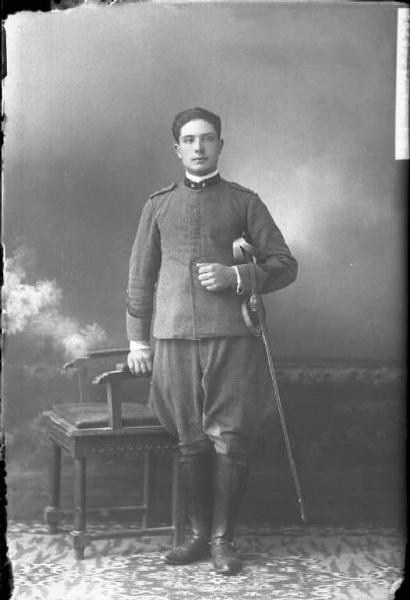 Uomo - ritratto - figura intera [committenza Zampaletta Nando - Cap Maggiore 11° Artiglieria  - Giovo del Sassello - Genova]