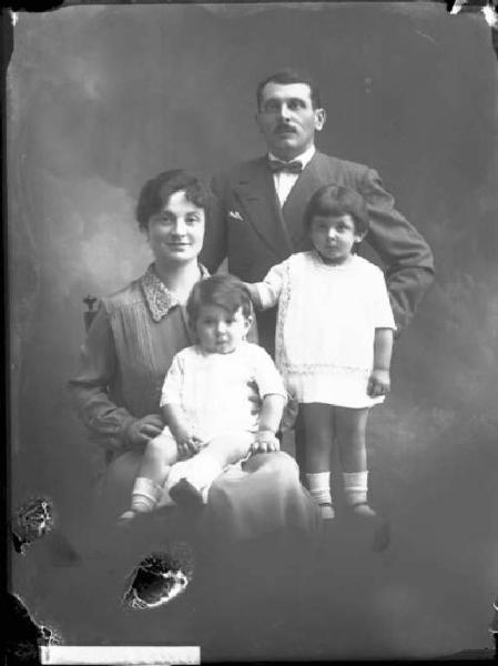 Uomo con donna e bambini[2] - ritratto - tre quarti [committenza Tartara Giuseppe - Voghera]