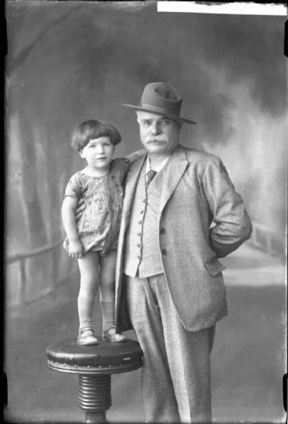 Uomo con bambino - ritratto - tre quarti - [committenza Casaschi Leonardo - Voghera]