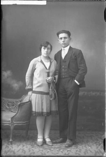Uomo e donna - ritratto - figura intera - [committenza Mario Rossarola - Corvino S. Quirico]
